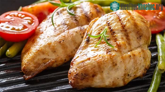 Thông thường chế độ ăn toàn thịt gà chỉ bao gồm thịt gà