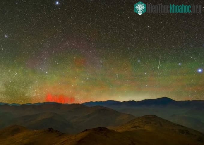 &nbsp;Vệt màu đỏ tươi kỳ lạ phía trên sa mạc Atacama khiến nhiều người ngỡ ngàng.