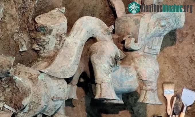 Tượng quái vật đồng nặng 150kg.