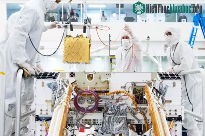 Thành viên dự án Mars 2020 của NASA lắp đặt MOXIE vào khung của Perseverance.