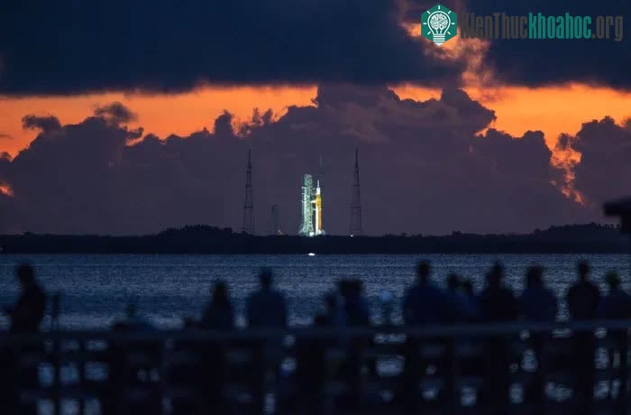 Tên lửa SLS tại bãi phóng 39B, Trung tâm Vũ trụ Kennedy.