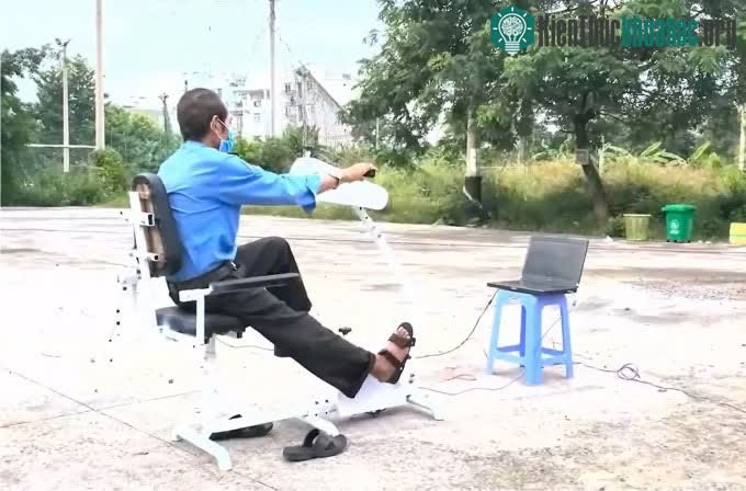 Người dùng trải nghiệm sử dụng máy.