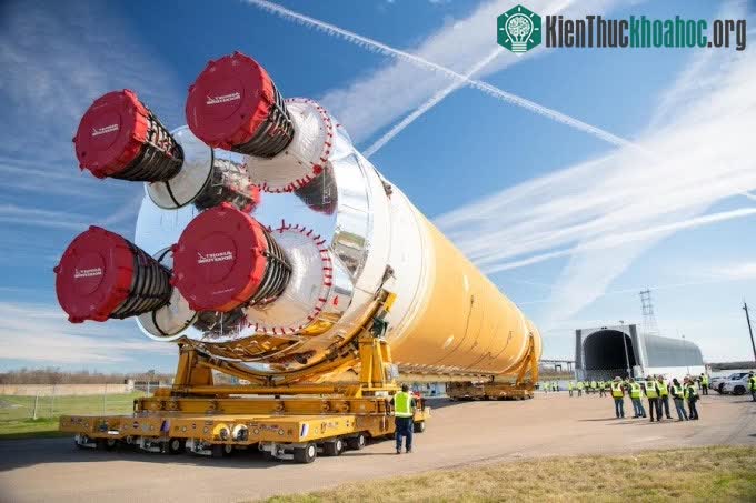 Tầng đẩy nòng cốt SLS trên đường vận chuyển từ New Orleans đến Mississippi.