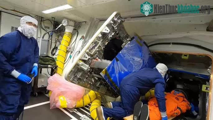 Các nhà khoa học NASA đang gắn Moonikin Campus vào tàu vũ trụ