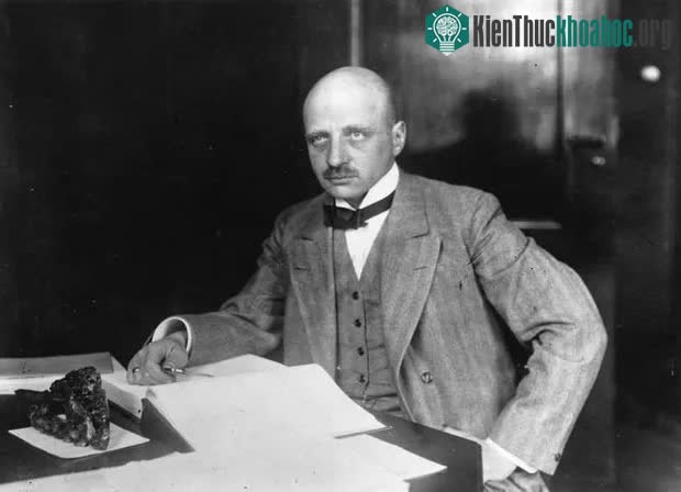 Fritz Haber đã tạo ra một dòng amoniac lỏng đồng nhất từ khí hydro và nitơ