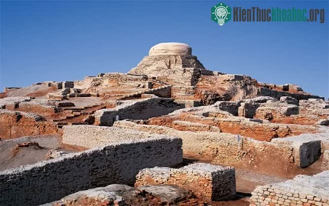 Đặc điểm của Mohenjo Daro là kiến trúc đồng nhất trong xây dựng thành phố