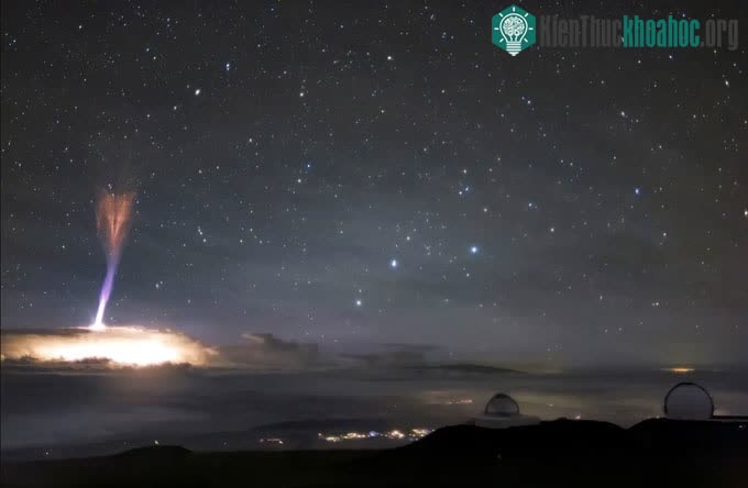 Gigantic Jet chụp tại vùng núi lửa Mauna Kea, Hawaii.