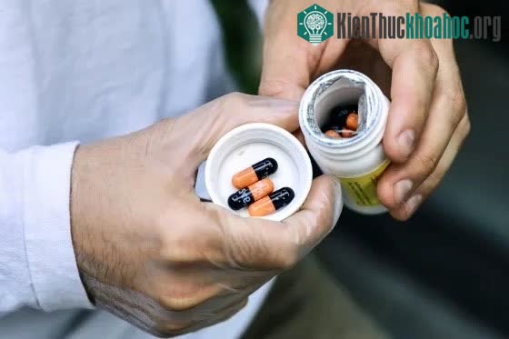 Những viên thuốc màu đen - cam là "chiếc phao cứu hộ" của người mắc đậu mùa khỉ