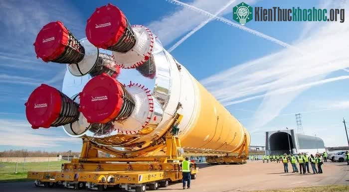 Tầng lõi của tên lửa SLS đang được vận chuyển đến Trung tâm Vũ trụ Stenni