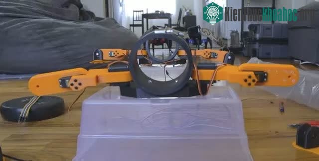Bản thân robot bao gồm 4 chân, mỗi chân có 3 khớp và hai servo.