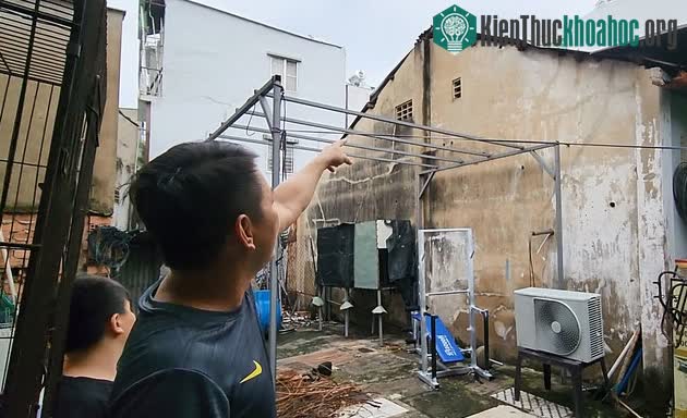 Vị trí mái nhà nơi anh Long phát hiện con chim cổ rắn