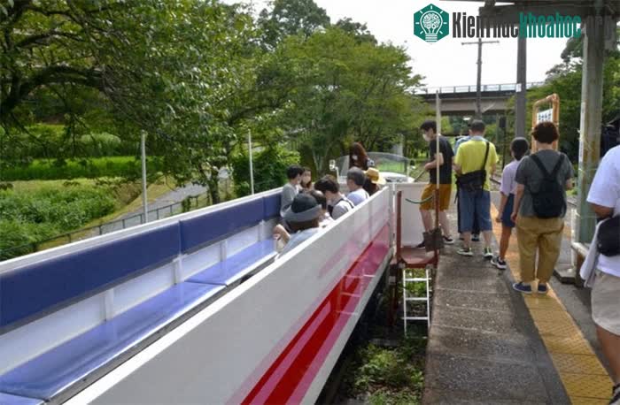 Du khách thích thú đi thử con tàu chạy bằng nhiên liệu độc đáo