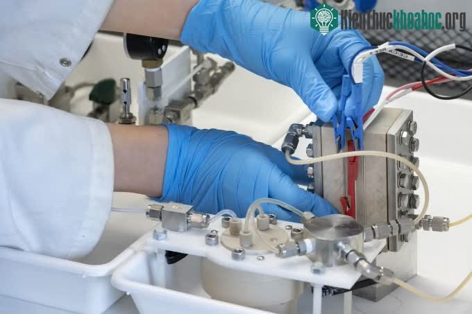 Thiết bị điện hóa được các nhà khoa học của ĐH Monash chế tạo.
