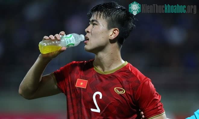 Những chai nước màu vàng được đội tuyển sử dụng cả khi thi đấu quốc tế