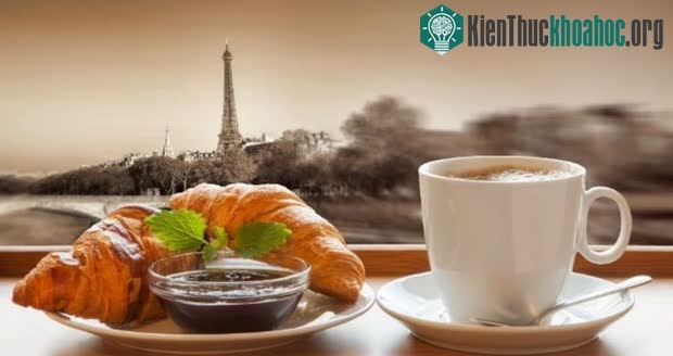 Bữa sáng của họ rất đơn giản chỉ thường là bánh sừng bò và uống cà phê.