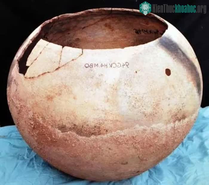 Mộ chum loại 1 hình cầu, đáy tròn.