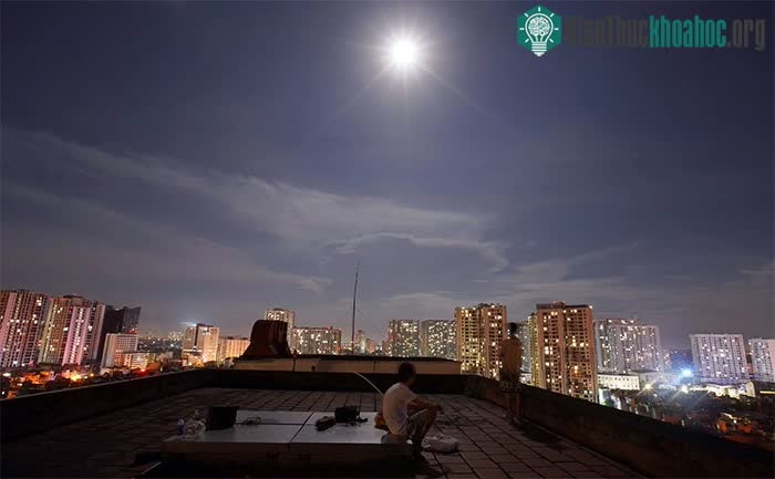 Đôi bạn Hiếu và Thủy tỏ ra rất hào hứng với siêu trăng