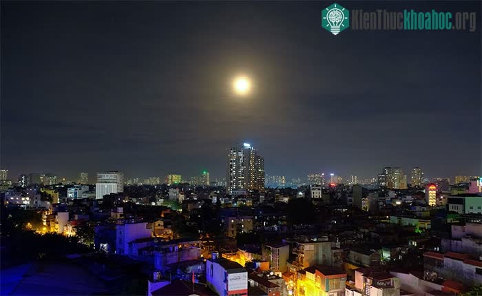 Trời Hà Nội càng về đêm càng quang đãng hơn.