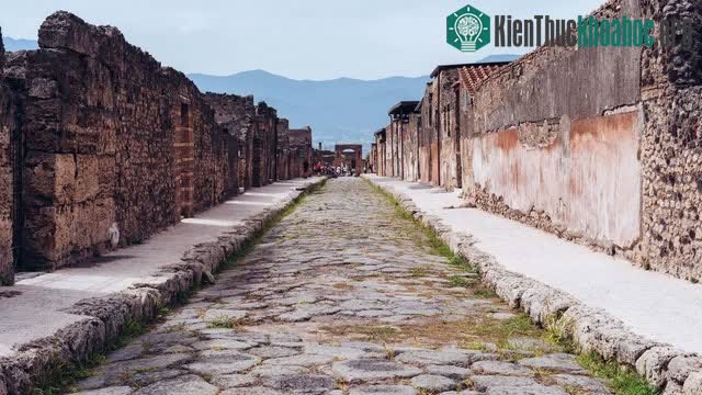 Con đường cổ xưa dẫn đến Rome.
