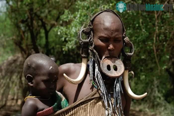 Ngày nay, chỉ có một bộ lạc ở Ethiopia còn thực hiện truyền thống này