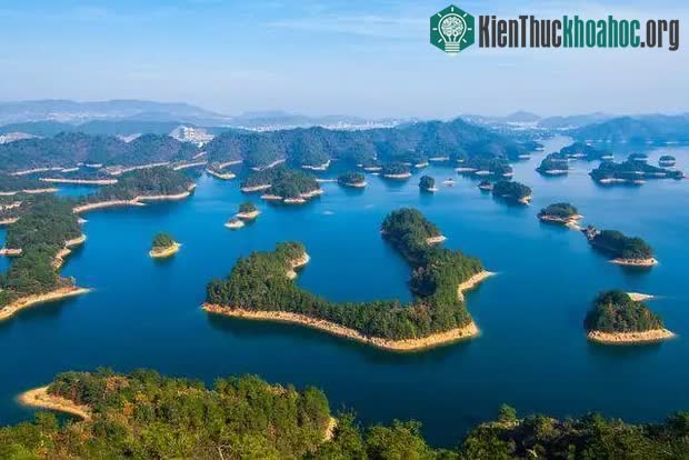 &nbsp;Hồ Thiên Đảo có hơn 1.000 hòn đảo với nhiều hình dạng khác nhau