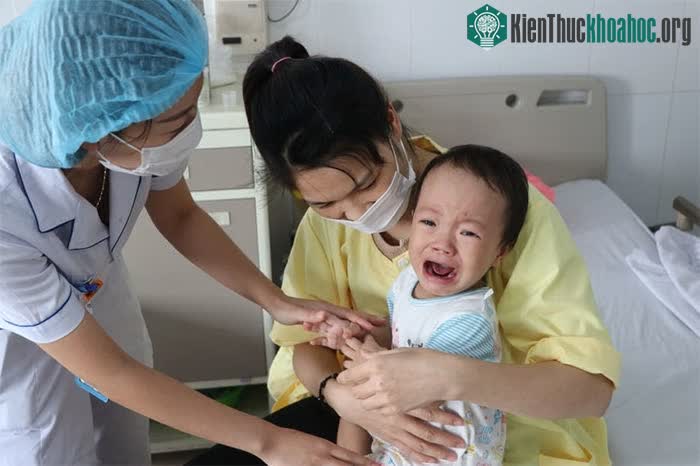 Bệnh nhi cúm A được điều trị tại Bệnh viện Bệnh Nhiệt đới Trung ương.
