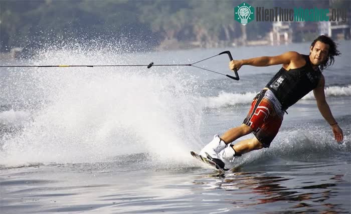 Ngày nay, trượt nước và lướt ván là những trò tiêu khiển mùa hè phổ biến.