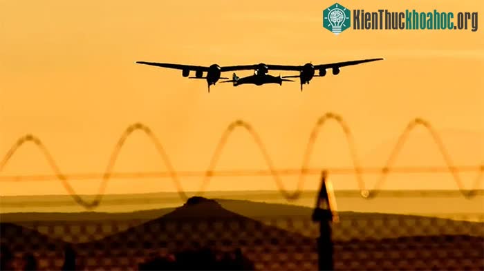 SpaceShipTwo trở về sau chuyến bay thử nghiệm.