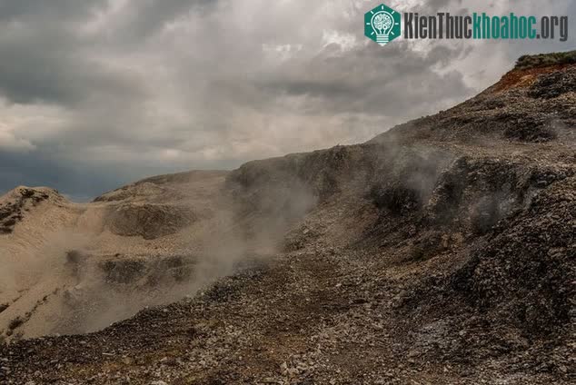 Hơi nước và chất lỏng thoát ra từ các vết nứt của đá tại Biancane Geosite