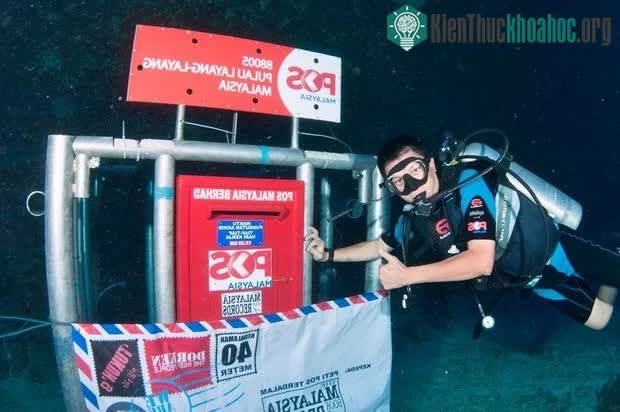 Hòm thư này đang giữ kỷ lục là thùng thư sâu nhất thế giới.