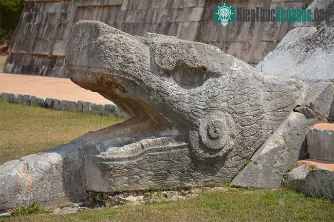 Kukulcan cũng là thực thể ban gió và mưa cho người trần.