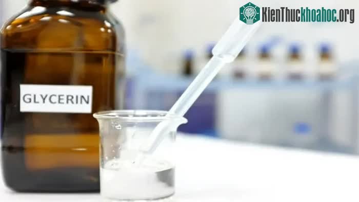 Glycerine dùng để làm các loại thuốc như siro ho và viên ngậm giúp ngon miệng hơn.