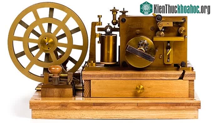 Một máy điện báo sử dụng mã Morse để liên lạc.