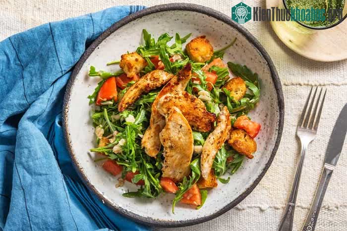 Thông thường chế độ ăn toàn thịt gà chỉ bao gồm thịt gà nhưng đôi khi cũng có thể kết hợp các loại rau