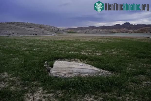 Craig Miller ngồi trong chiếc thuyền bị mắc cạn của mình tại Khu giải trí Quốc gia hồ Mead.