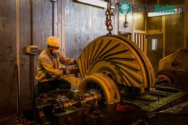 Công nhân bảo dưỡng một trong những tuabin của nhà máy điện Larderello.