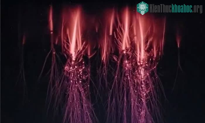 Sét màu đỏ thực chất là một dạng của sét dị hình, một hiện tượng hiếm có của tự nhiên.