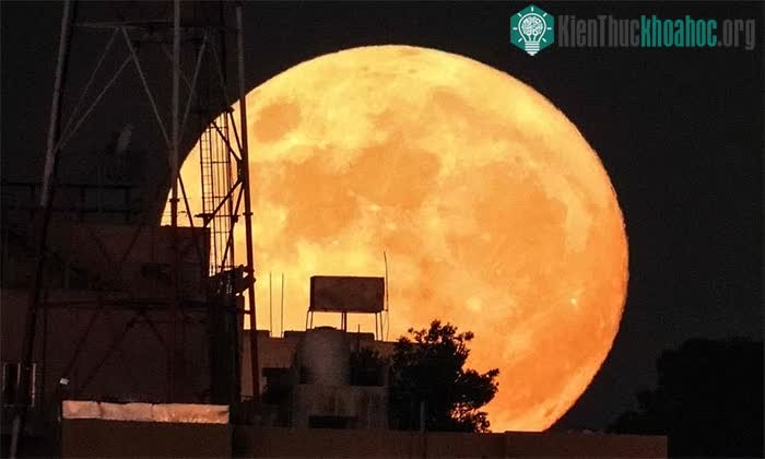 Mặt Trăng mọc phía sau tòa nhà ở Amman, thủ đô Jordan tại Trung Đông.