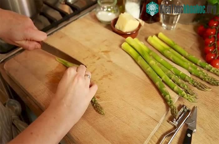 Bệnh nhân đang bị tăng huyết áp cần phải cẩn trọng khi ăn măng tây.