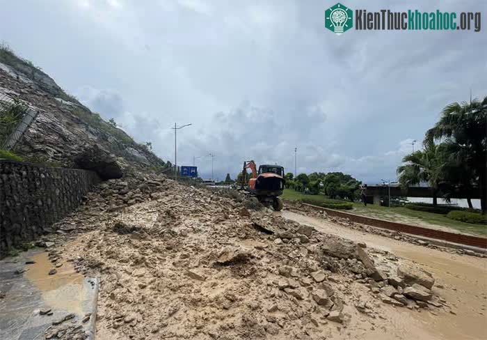Mưa to sau bão khiến đường dẫn lên cầu Bãi Cháy bị sạt lở.