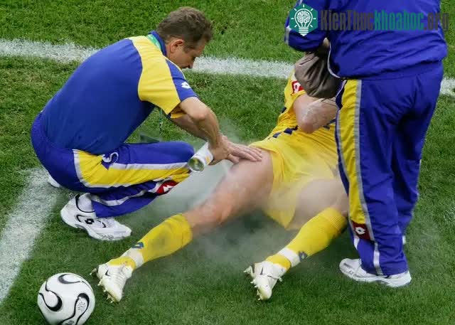 Thuốc xịt giảm đau ngoài da thường được các cầu thủ bóng đá sử dụng.