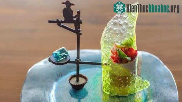 Điểm nhấn của món ăn là viên đá Aquamarine đại diện cho biển cả.