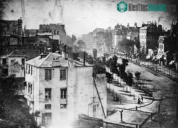 Một trong những bức ảnh được chụp vào năm 1838 bởi nhà phát minh Louis Daguerre