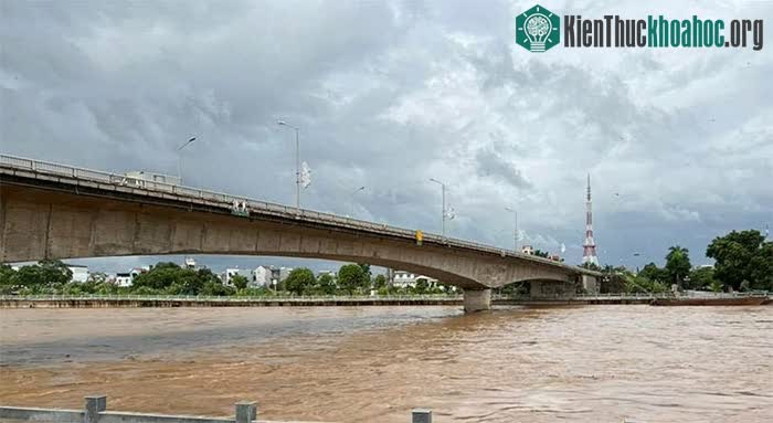 Nước sông Ka Long, TP Móng Cái, tiếp tục dâng cao sau bão.