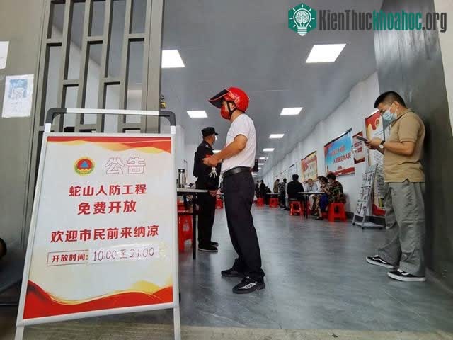 Hầm tránh nóng ở Vũ Hán mở cửa hôm 6/7.