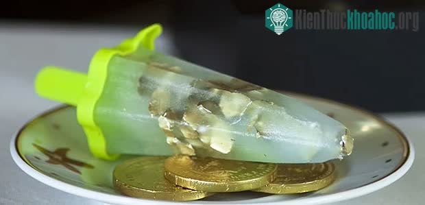 Món kem với nhiều lá vàng bên trong.