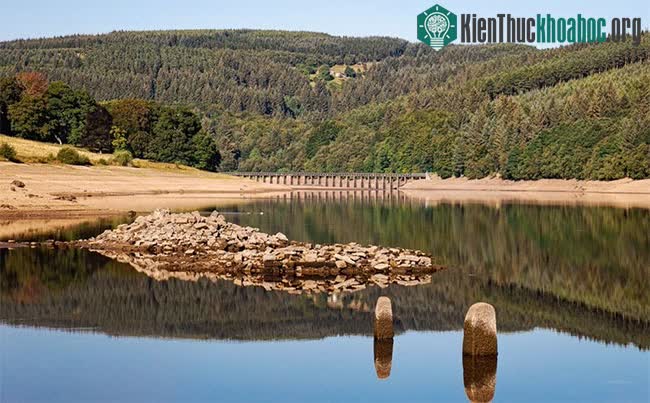Tàn tích được cho là thuộc về một nhà thờ ở làng Derwent, Derbyshire
