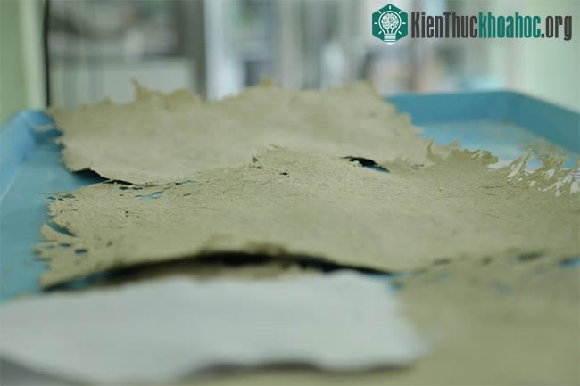 Đây là giấy thủ công, hoàn toàn không dùng hóa chất công nghiệp tẩy trắng