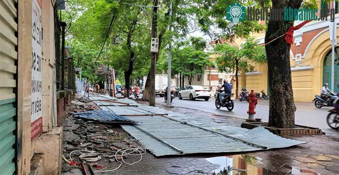 Rào chắn bằng tôn của trường THCS Hồng Bàng bị kéo đổ trong bão