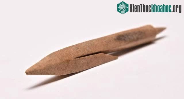 Mũi lao được làm từ gạc (sừng) tuần lộc với kích thước 131×12mm.